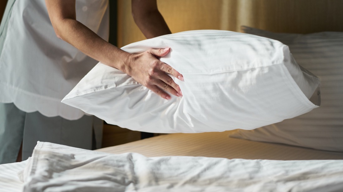 Frisch bezogenes Bett mit weißer Bettwäsche