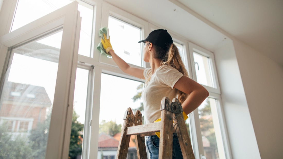 Fensterreinigung in einer hellen Wohnung